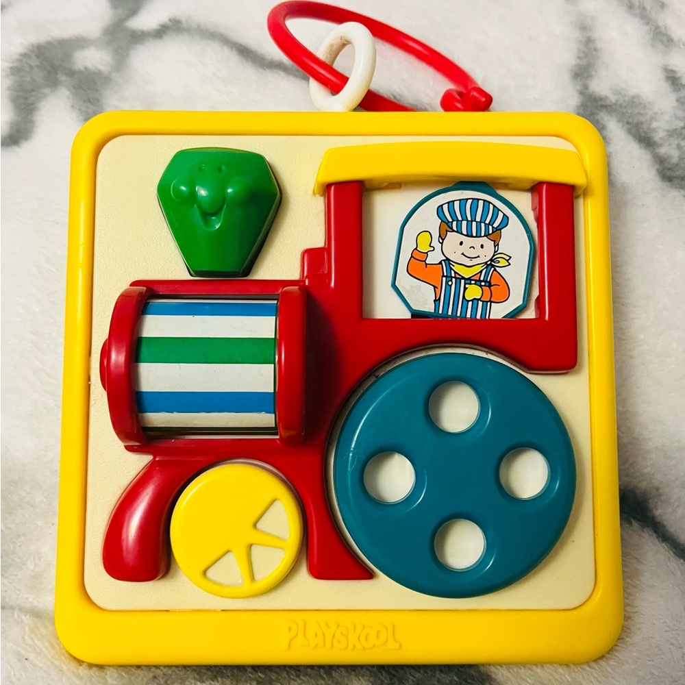 1988 PLAYSKOOL Li'l Busy Box Baby Train Design Activity Box